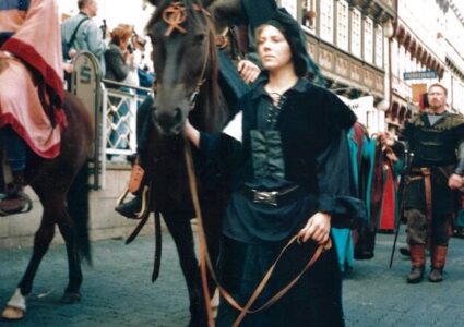 Nina Steigerwald mit Pferd beim Mittelalterumzug