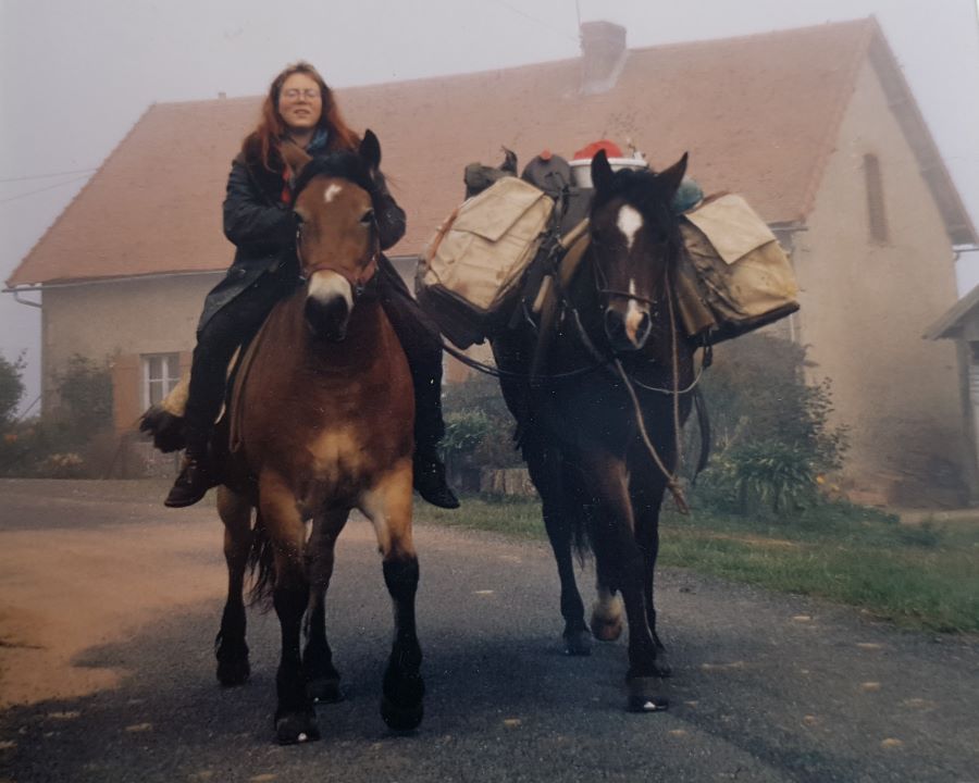 Nina mit zwei Pferden auf dem Wanderritt von Norddeutschland nach Südfrankreich